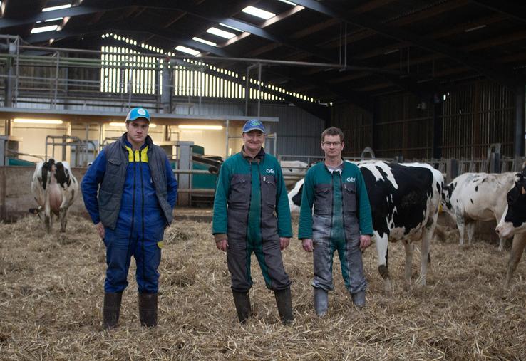 Nicolas et Sébastien Carouge (à droite et au centre) avec Thomas, apprenti au Gaec Lardé Carouge. 