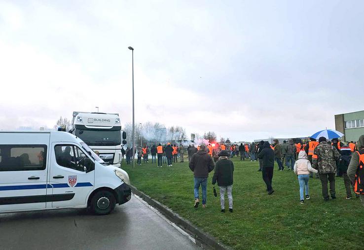 Environ 300 chasseurs se sont mobilisés le samedi 6 janvier devant l’entreprise Flandr’œufs pour protester contre l’interdiction de la chasse aux migrateurs dans une zone particulièrement réputée suite à la découverte d’un foyer d’influenza aviaire. 
