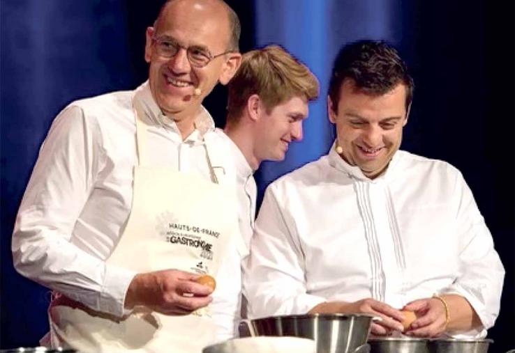 Un conservatoire national des recettes populaires fait partie des projets 2024.  Il serait porté par le chef Alexandre Gauthier (à dr.), ici en compagnie  de Daniel Fasquelle lors de l'événement Omnivore Nord en juin 2023. 