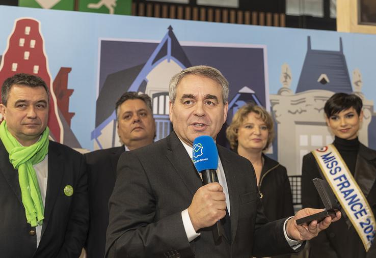 Le président des Hauts-de-France entouré de sa vice-présidente chargée de l’Agriculture et des représentants des filières agricole et pêche… sans oublier Eve Gilles, Miss France 2024.