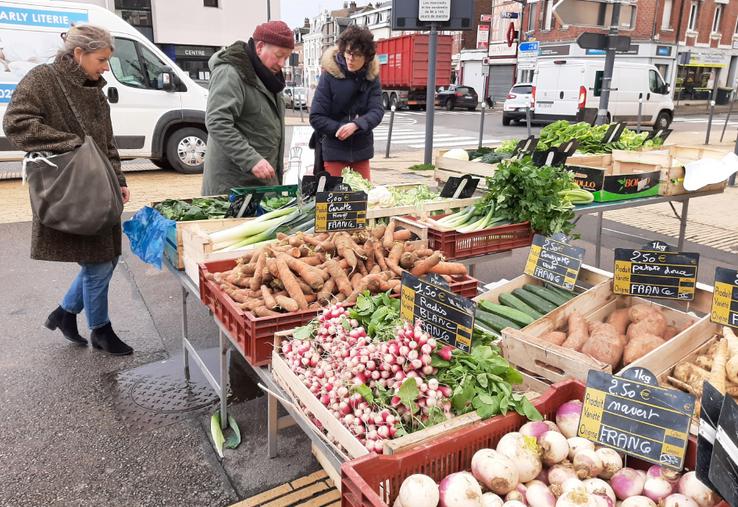 En cette fin du mois de février, sur le marché de Corbie, l’origine de plusieurs légumes, dont certains sont produits hors  de France, qui était scrutée par la DDPP et la DGCCRF. 