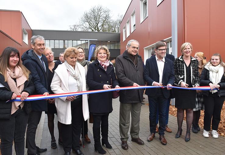 Xavier Bertrand, président de la Région Hauts-de-France, entouré par Laurent Rigaud, vice-président du Conseil régional en charge de l’Éducation et des Lycées, Marie-Sophie Lesne, vice-présidente en charge de l’agriculture, de l’agroalimentaire, de l’enseignement agricole et de la pêche et Maryse Fagot, deuxième vice-présidente du Conseil régional en charge de la commission aménagement  du territoire et transition énergétique au Conseil, a rappelé l’importance qu’il porte à l’enseignement agricole. 