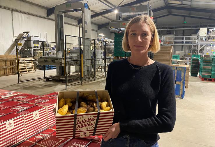 Adèle Bayard, directrice adjointe, est fière de présenter des produits emblématiques du Santerre au Sia. 