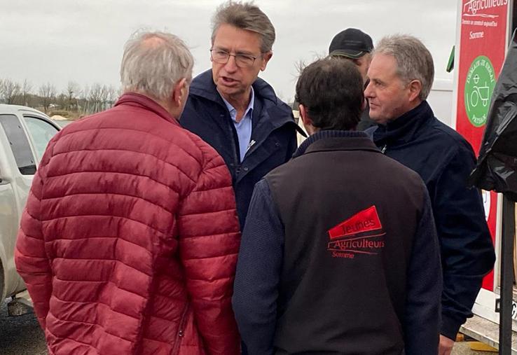 Le député Emmanuel Maquet en discussion avec la profession agricole samarienne.