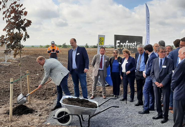 Un arbre plutôt qu’un muret de parpaings pour symboliser la première pierre témoigne de la volonté d’Ecofrost de faire  de son usine de Péronne un modèle en matière de développement durable. 