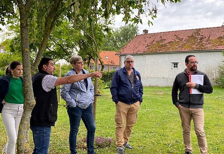 Le maire de Millencourt-en-Ponthieu écoute attentivement les nombreux conseils du jurys pour s’améliorer. 