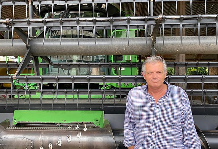En attendant le beau temps, Luc Vermersch, fait la révision de sa moissonneuse-batteuse. 
