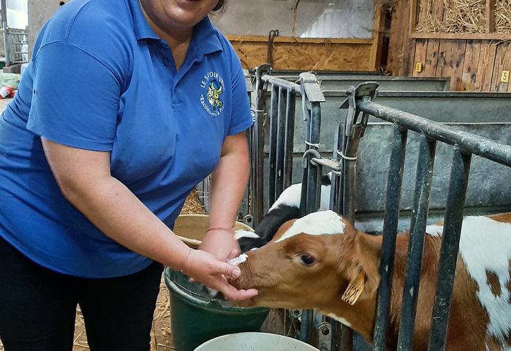 Anne-Sophie Niquet prend un soin particulier à ce que tout soit en ordre  sur sa ferme avant l’accueil de groupes d’élèves.