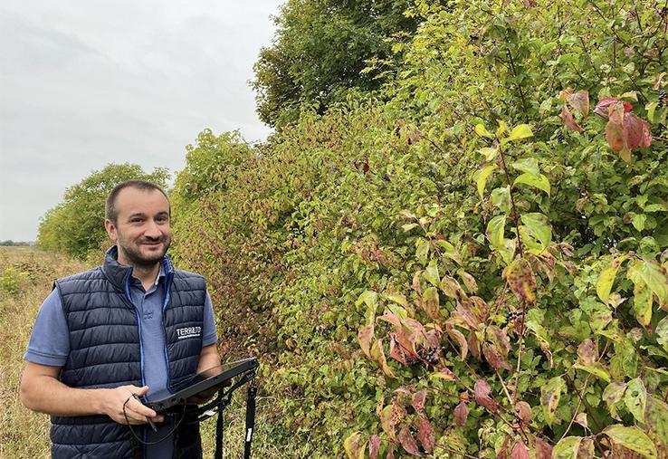 Thomas Damonneville, conseiller environnement à la Chambre d’agriculture de la Somme : «On recommande au minimum quatre essences différentes pour rendre une haie efficace. Ici, nous avons une haie de huit-dix ans d’âge où se mêlent  cassissiers, érables, frênes et noisetiers.»