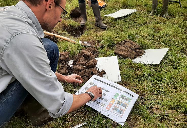 Pour évaluer le degré de tassement d’un sol, Olivier Suc utilise la méthode dite GrassVess qui consiste à analyser à l’œil la qualité des agrégats et la porosité  d’un bloc de terre prélevé à la bêche. 