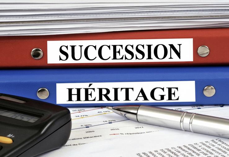 Le décès d’un associé dans une société civile n’entraîne pas la dissolution  de la société. Cependant des conséquences fiscales et juridiques peuvent générer un surcoût d’imposition pour les héritiers.