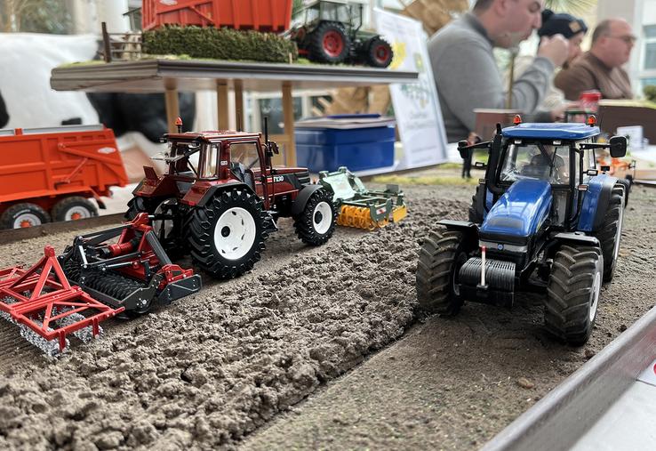 Des dioramas mettent en scène les chantiers agricoles miniatures avec le plus de réalisme possible.