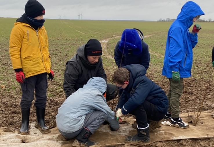 Jean Harent a accueilli le 24 janvier dernier 60 élèves d’une école primaire d’Amiens (CM2) pour la plantation de haies avec l’aide de l’association Des enfants et des arbres. 