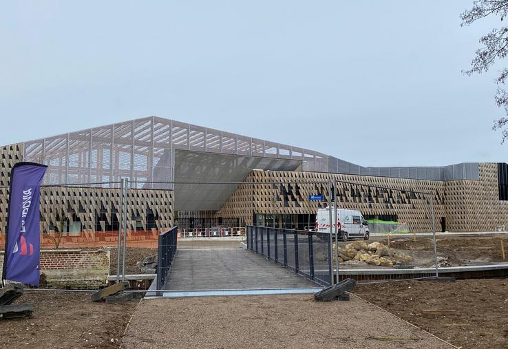 La nouvelle entrée du zoo se situe désormais sur le parvis entre le Faubourg de Hem et le parc de la Hotoie. 
