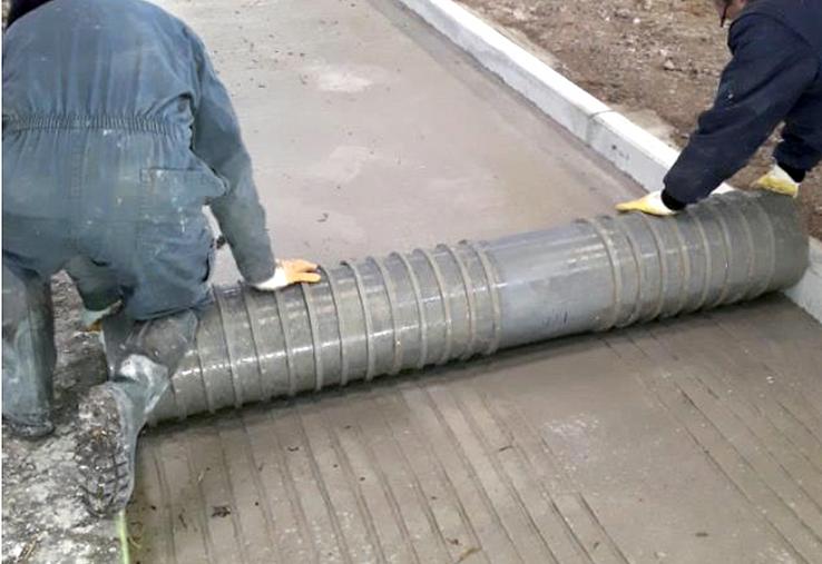 Le rouleau à boucharder «maison» permet de sécuriser les bétons au sol  dans un bâtiment d’élevage. 