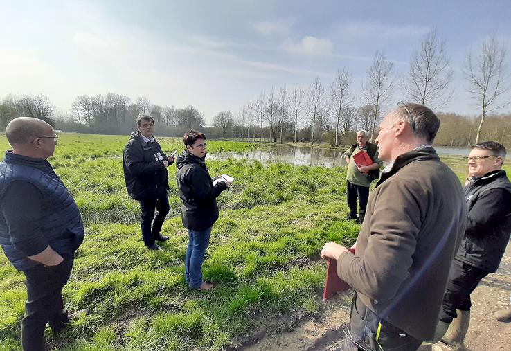 Compte tenu de la présence d’eau en surface, voire à quelques centimètres seulement en sous-sol, la mise à l’herbe des animaux reste difficile à envisager dans les prairies humides du département