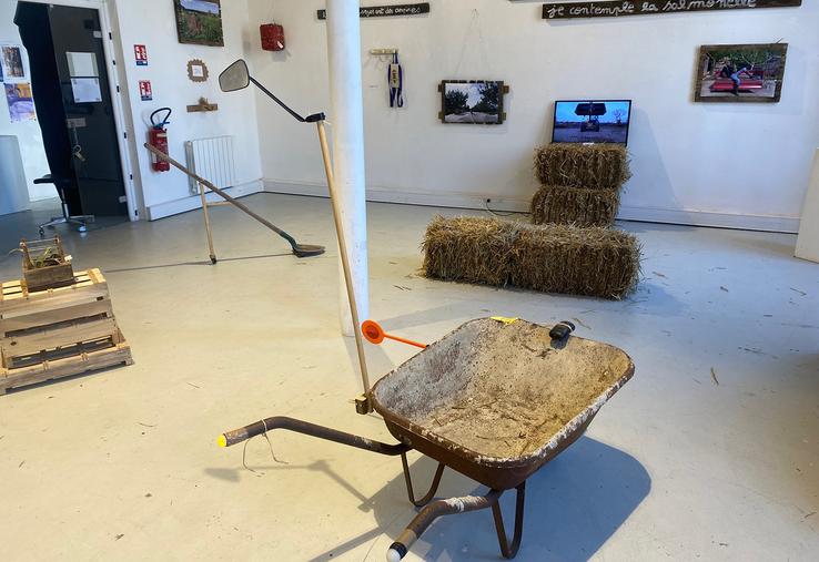 Dans les objets insolites, Louis Leroux, a créé la brouette de route. Cette dernière est équipée de warning, de clignotants  et d’un rétroviseur. 