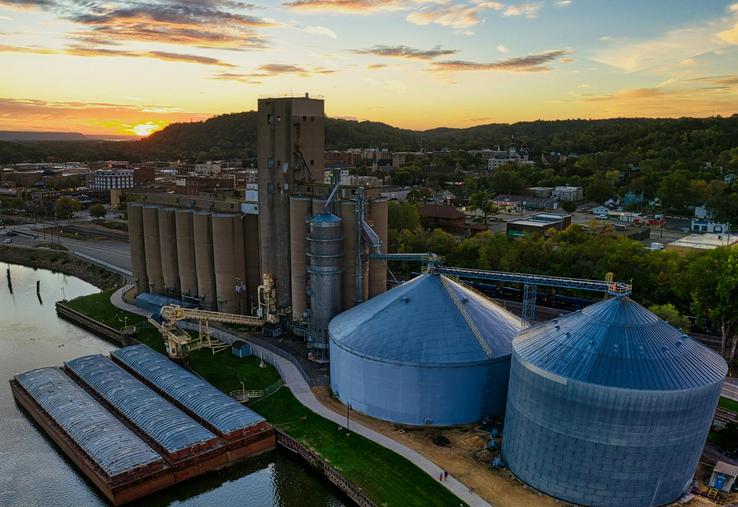 retraité caché dans silo à grains