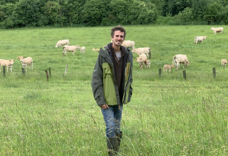 Vianney Jansens travaille à favoriser la biodiversité autant que l’élevage  de ses Blondes d’Aquitaine. 