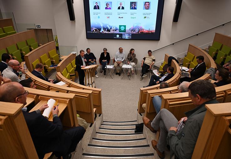 Mardi 6 mai, à Paris. Le président de la FNSEA Grand bassin parisien,  Damien Greffin, a introduit les débats sur la culture de la cameline et son usage dans les carburants d'aviation durables.