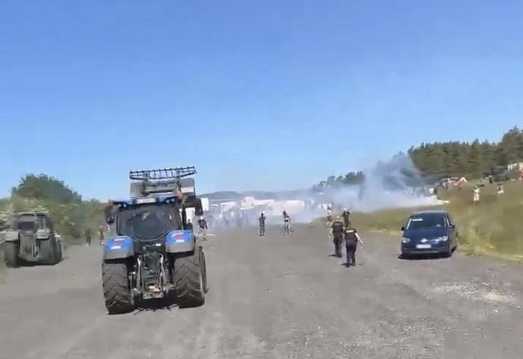 rave-party Lozère jeunes agriculteurs teufeurs tracteurs tecknival