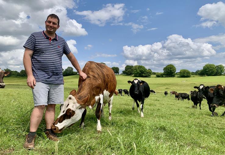 Les vaches de Clément Coussement sont exclusivement nourries à l’herbe et sont traites une seule fois par jour. Une manière  de maîtriser les charges et de préserver la qualité de vie de l’éleveur. 