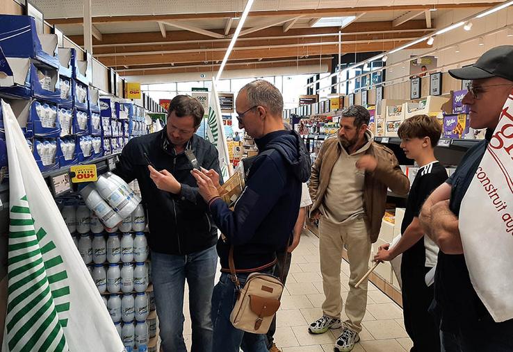 À Abbeville, début de semaine, quelques producteurs ont effectué un relevé  de prix et ont constaté que ceux-ci sont souvent inférieurs au prix plancher  d’un euro par litre demandé. 