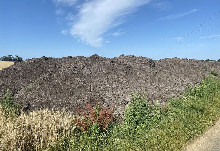 Dépôt bord de champ compost.