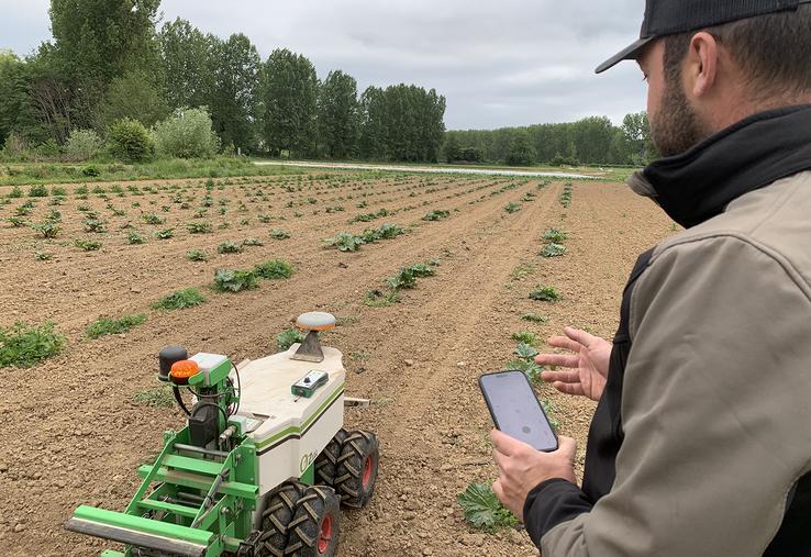 Maxime Dupont a été séduit par le robot Oz, que lui a présenté son concessionnaire local il y a deux ans. 