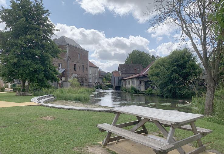 Le tout nouvel espace de vie de la Placette des moulins, avec une plage le long de la Bresle, était le clou de la visite. 