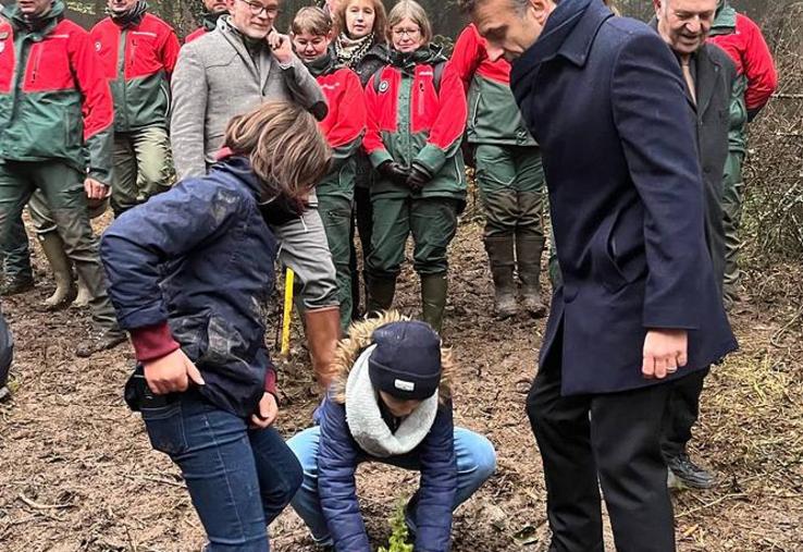 plantation arbres Emmanuel Macron