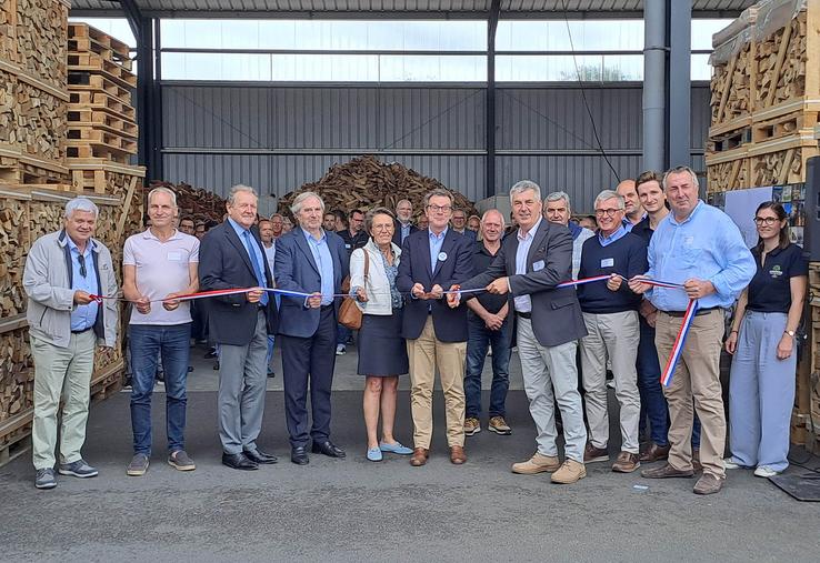 Planète Terre Hauts-de-France, détenue à 100 % par Agriopale et qui réunit les activités bois-énergie du groupe, a emménagé progressivement à Feuquières-en-Vimeu depuis mars 2024 et inaugure son nouveau site le 26 juin 2025 à l’occasion du 25e anniversaire d’Agriopale.