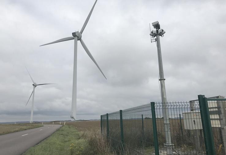 Le SDA est un dispositif technologique conçu pour détecter en temps réel la présence d’oiseaux à proximité des éoliennes, afin de réduire les risques de collision. 