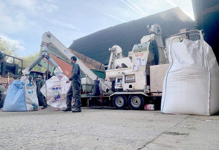 Ce 9 octobre au matin, la coopérative Calipso menait un des derniers chantiers de triage à façon de la saison,  chez Charles Defrance, à Eu (76). 