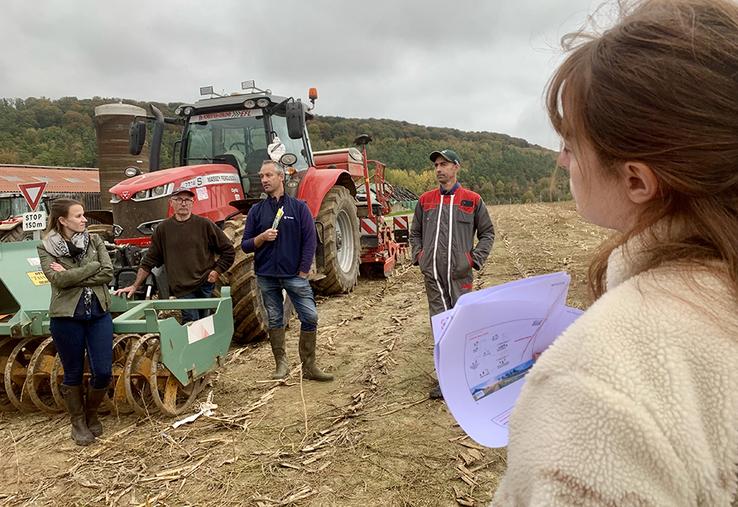 David et Olivier Bazin présentent aux étudiants de l’UPJV les leviers qu’ils mettent en place pour réduire leur utilisation de phytos. 