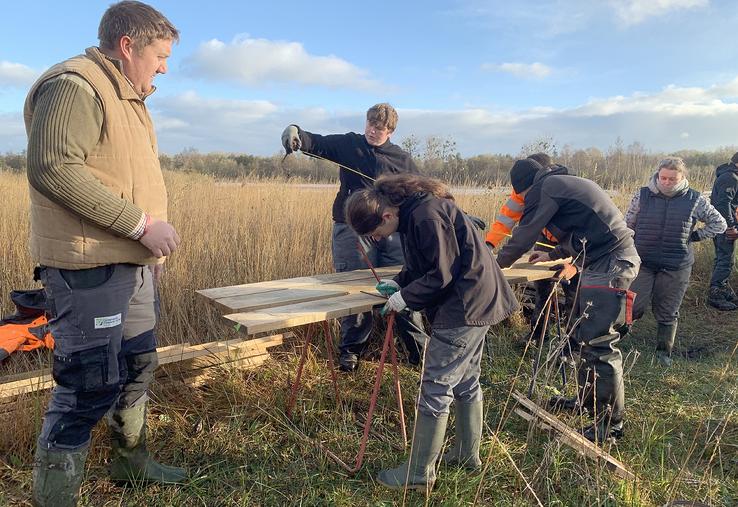 Les élèves s’affairent sous l’œil de Camille Hecquet, du Conservatoire d’espaces naturels. 
