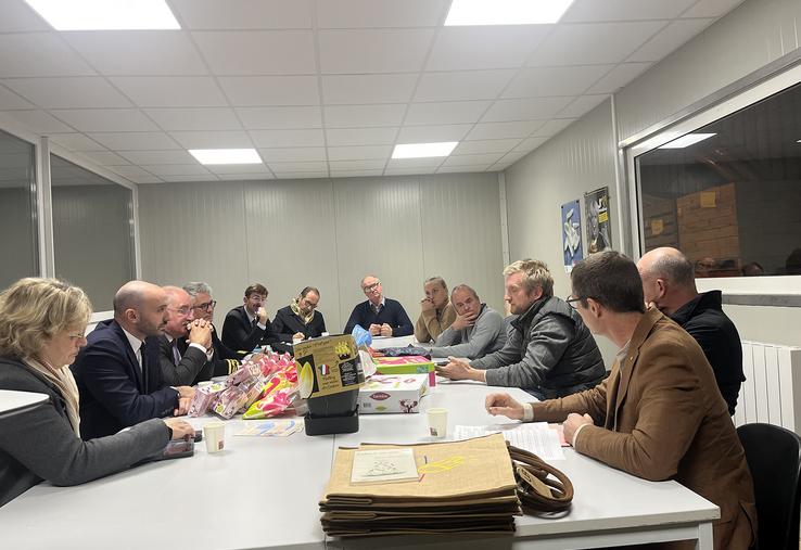 Benjamin Haddad, ministre des Affaires européennes, a été accueilli le vendredi 31 octobre, par Pierre et Marie Selosse,  endiviers, à Villers-en-Guislain (59)