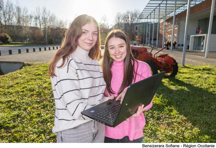 Avec Clarnie, Clara Silveiro et Marnie Atgé font connaître les possibilités d’emplois dans les fermes aux étudiants. 