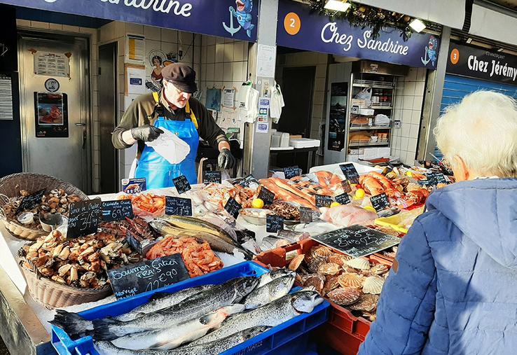 Sur le quai Gambetta, à Boulogne-sur-Mer, la poissonnerie Chez Sandrine  est la première à mettre en avant la marque «Hissez Hauts». 