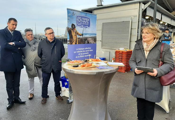 La vice-présidente de la Région en charge de l’agriculture, de l’agroalimentaire et de la pêche, Marie-Sophie Lesne,  le 22 décembre, sur le port de Boulogne-sur-Mer au côté de représentants de la filière «pêche». 