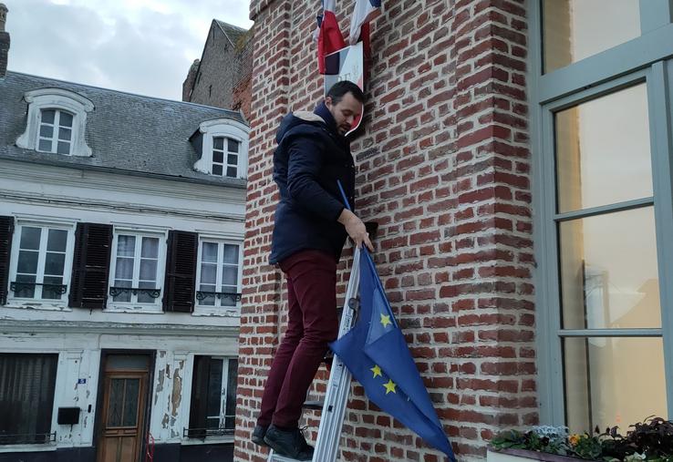drapeau européen décroché à Oisemont