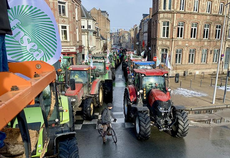 Les tracteurs ont convergé par dizaines au centre-ville d’Amiens. 