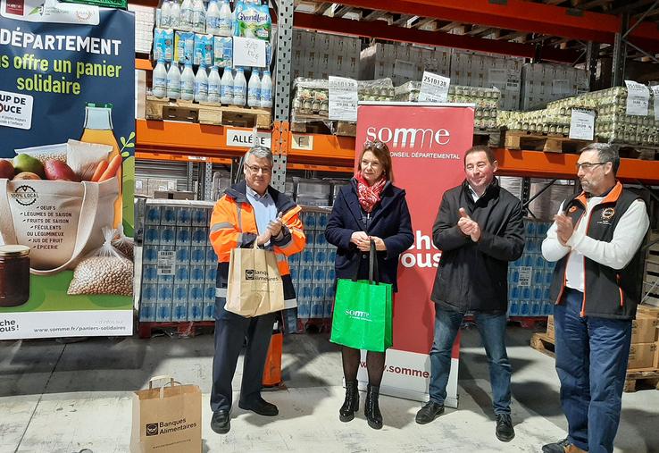 Composés exclusivement de produits agricoles locaux, les 15 000 paniers, distribués de janvier à mai, conjuguent solidarité  et soutien à l’économie rurale. 