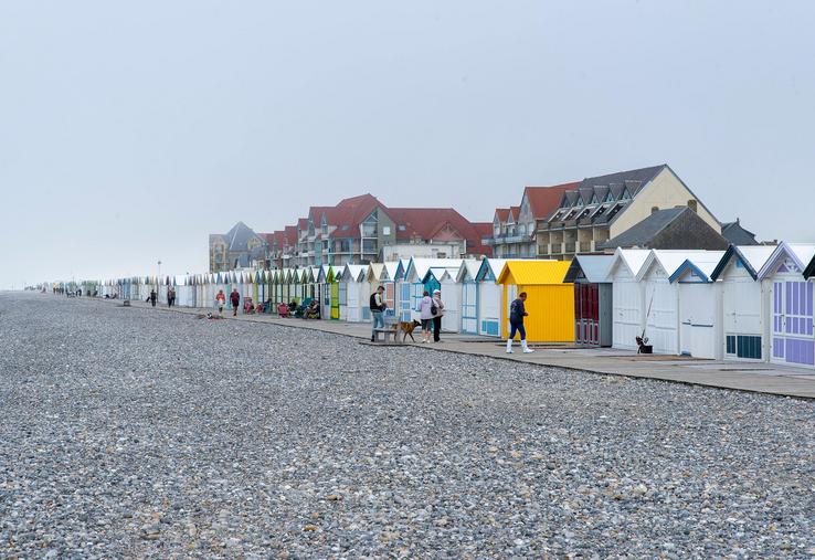 Prochainement, 30 000 tonnes de galets seront rechargées sur un total de 100 000 nécessaires et un enrochement est prévu afin de stabiliser la digue. 