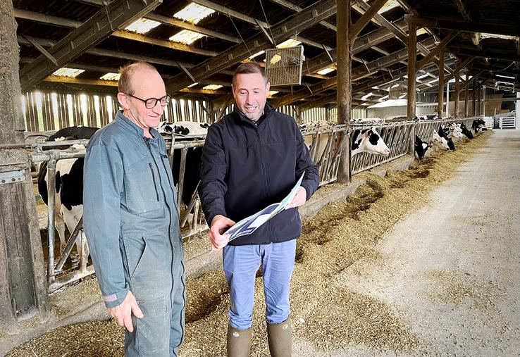 Vincent Wattelle, du Gaec de la Hautefeuille, est accompagné par Mickaël Fievet, de Gènes diffusion.