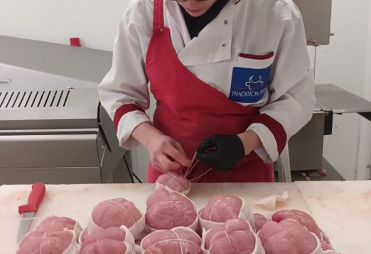 Timothée (casquette noire) et Louis (béret rouge) seront en compétition face à quatorze autres candidats lors du concours des jeunes bouchers, mercredi 25 février. 