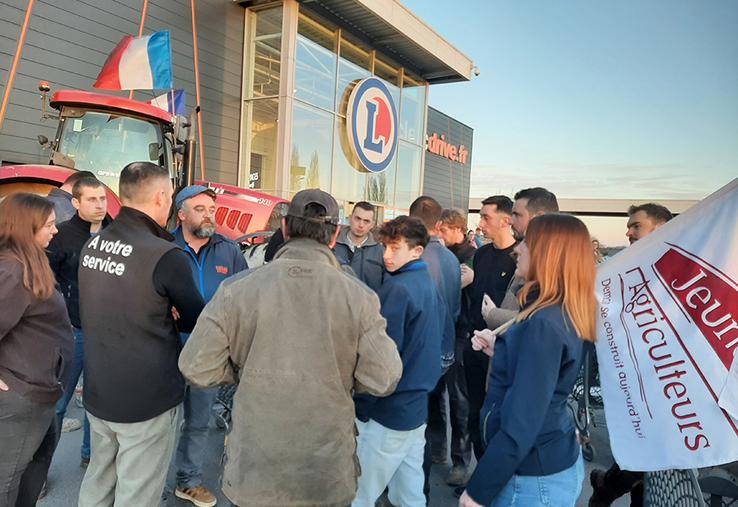 Échange lundi soir entre les agriculteurs et la direction de l’enseigne Leclerc  de Péronne, avant une visite dans les rayons pour identifier des productions  étrangères qui ne respectent pas les mêmes normes qu’en France. 