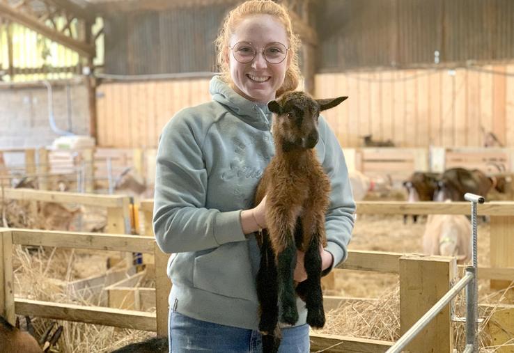 Chloé Noiret a déjà fait naître trente chevreaux cette année. 