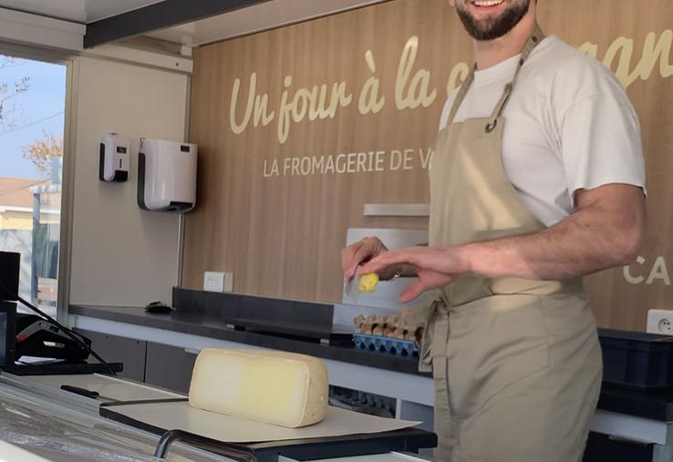 Pour Jules Bellanger, vendre des fromages au marché est «un vrai kiff».  «J’aime le contact avec les clients et prendre soin d’eux.»