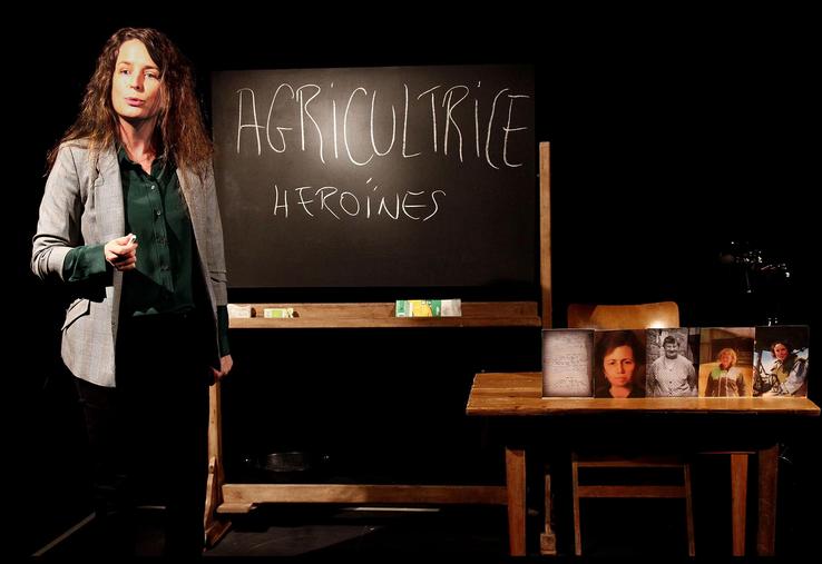 Anne-Cécile Richard joue le rôle d’une conférencière, dont l’intervention dévie sur son histoire personnelle et celles de ces aïeules. Cinq générations d’agricultrices. 